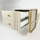 Mesa de cabeceira Roma- Duas gavetas com pés metálico dourado