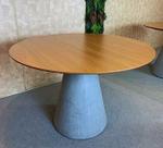 Mesa de Jantar Cone Cimento Rústico 130 cm Tampo Freijó