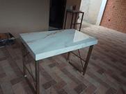 Mesa de Metalon com tampo de procelanato