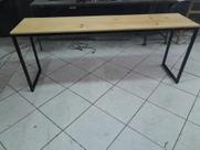Mesa em metalon 30x20 e tampo em madeira invernizando Medindo 1.5mx0.75mx0.58m