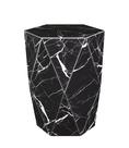Mesa lateral Dara Acme Furniture con superficie hexagonal de vidrio negro Mesa lateral Dara Acme Furniture con superficie hexagonal de vidrio negro