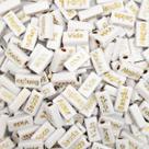 Miçanga Frases Passante Plaquinha Palavra Branca Letra Dourada 8x15mm 50un 40g