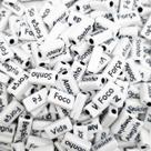 Miçanga Frases Passante Plaquinha Palavra Branca Letra Preta 8x15mm 100un 80g