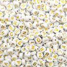 Miçanga Passante Redondo Alfabeto Acrílico Branco Letra Dourada 7mm 300pçs 45g