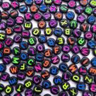 Miçanga Passante Redondo Alfabeto Plástico Preto Letra Colorida 7mm 100pçs 15g