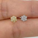 Microbell reto ouro 18k com flor cheinha e zircônias