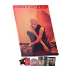 Mini álbum Wait On Me com photobook, CD, photocard e pôster