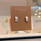 Mini argola meia cana detalhes prata 925