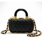 Mini Bolsa Feminina Matelassê Compacta com Corrente Tiracolo e Fecho Dourado