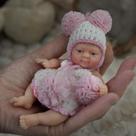 Mini boneca de silicone Newtotlove Emma de 4,5 cm com acessórios