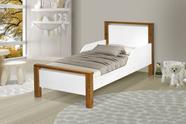 mini cama infantil meli com pés de madeira branco amendoa para quarto