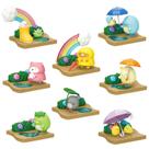 Mini estatueta Re-Ment Sumikko gurashi caminhando em um dia chuvoso