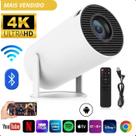 Mini projetor 4K compacto e eficiente, ideal para uso em pequenos ambientes.