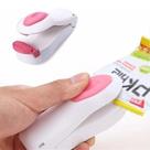 Mini Seladora de Embalagem Plástico Portátil Manual Vedação Preservação de seus Alimentos Frescos Aquecimento Rápido Possui Imã Compacto á Pilhas Mini Seladora de Embalagem Plástico Portátil Manual Vedação Preservação de seus Alimentos Frescos Aquecimento Rápido Possui Imã Compacto á Pilhas