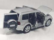 Miniatura carro mitsubishi pajero 1:32 abre 4 portas capo e malas acende farol