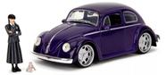Miniatura Carro Volkswagen Beetle / Fusca c/ Figura Wandinha Addams e Coisa (1959) - Metals Die Cast - 1:24 - Jada Toys