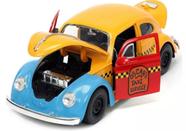 Miniatura Carro Volkswagen Beetle Fusca Taxi c/ Figura Oscar Vila Sésamo (1959) - Metals Die Cast - 1:24 - Jada Toys