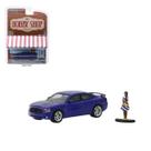 Miniatura greenlight 2013 dodge charger super bee with woman in dress Miniatura greenlight 2013 dodge charger super bee with woman in dress