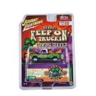 Miniatura johnny lightning rat fink ed roths keep on truckin towing service 1966 chevy wrecker edicao especial jlcp385