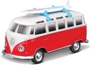 Miniatura Maisto Weekenders Volkswagen Samba (KOMBI) vermelha com prancha de surf 1/40