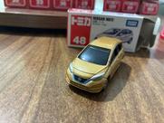 Miniatura Nissan Note 1:64 Tomica Takara Tomy 48 2018