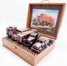 Miniaturas decorativas com 4 Caminhões e 1 Ônibus em metal
