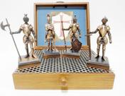 Miniaturas decorativas com 4 Guerreiros Medievais em metal