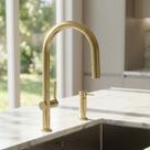 Misturador Monocomando para Cozinha Auris Dourado Escovado Alto Padrão HausbaaK