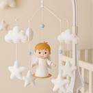 Móbile de Berço com Anjinho em Feltro Branco Estrelas e Nuvens Decorativas para Quarto de Bebê