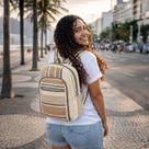 Mochila Costas em Algodão Artesanal Feita à Mão Escolar Juvenil Passeio Praia Lavável Leve Resistente Cor:Caramelo Marro Mochila Costas em Algodão Artesanal Feita à Mão Escolar Juvenil Passeio Praia Lavável Leve Resistente Cor:Caramelo Marro