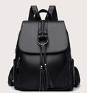 Mochila de material sintético com detalhes inovadores