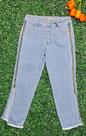 MODAS DOMI Calça Jeans Zíper Lateral Detalhe com Botões Frontais 8243