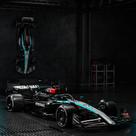 Modelo 1.2 Carro de Corrida MCD W15 2024 Hamilton Artesanal Fibra de Vidro e Polietileno Decorativo F1 Preto e Prata G53 Gran Belo