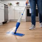 Mop Spray Giratório Cinza Azul Microfibra Cabo Ajustável Limpeza Pisos 380ml Limpa Pisos