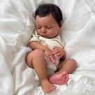 Muñeca Reborn Baby Art GUESSBELLY Dormida Negra 50 cm/1,2 kg con Accesorios Muñeca Reborn Baby Art GUESSBELLY Dormida Negra 50 cm/1,2 kg con Accesorios