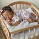 Muñeca Reborn Bebé GUESSBELLY Dormida 48 cm Piel Morena Oscura Niña Muñeca Reborn Bebé GUESSBELLY Dormida 48 cm Piel Morena Oscura Niña
