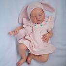 Muñeca Reborn GUESSBELLY Dormida 50 cm con cuerpo de tela 1,2 kg Muñeca Reborn GUESSBELLY Dormida 50 cm con cuerpo de tela 1,2 kg