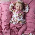 Muñeca Reborn GUESSBELLY Dormida Loulou 50 cm con Ropa y Accesorios Muñeca Reborn GUESSBELLY Dormida Loulou 50 cm con Ropa y Accesorios