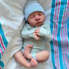 Muñeca Reborn GUESSBELLY Levi Dormido 48 cm con Ropa