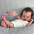 Muñeco Reborn Niño con Cuerpo Completo de Vinilo GUESSBELLY Dormido 48 cm