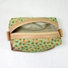 Necessaire em tecido e material sintetico maria adna
