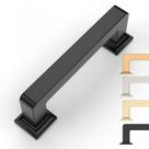 O armário 9BUILD, pacote com 6, tem alças pretas foscas de 7,6 cm