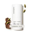 O desodorante evolui em conjunto com cardamomo, vetiver e madeira de cedro alimentados por plantas 50 mL