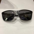 Óculos de sol com as lentes polarizadas - masculino na cor cinza e preto