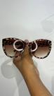 Óculos Feminino Onça Redondo em acetato, lentes marrom claro degrade.