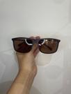 Óculos Masculino Marrom quadrado em acetato, astes finas, lentes marrom claro.