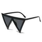 Óculos, triângulo geométrico, moldura preta, lentes cinza
