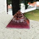 Orgonite Pirâmide Da Energia Yin, Despertar Do Sagrado Feminino 4,5 cm - Granada E Cristal