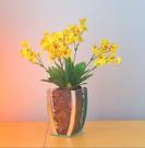 Orquídeas Arranjo de Orquídeas chuva de Ouro amarelas artificiais em vaso de vidro com detalhes em espelho.