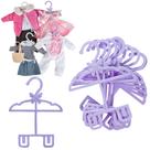 Pacote com 12 cabides roxos para 18 bonecas Dress Along Dolly Pacote com 12 cabides roxos para 18 bonecas Dress Along Dolly